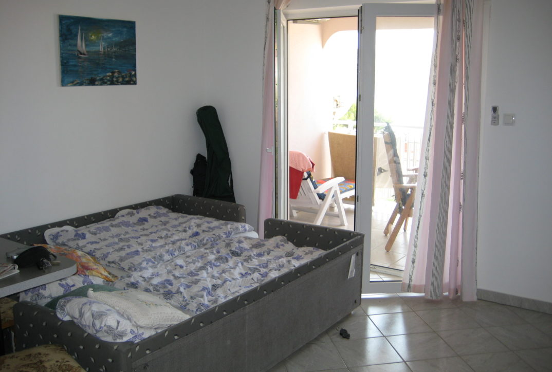 Wohnzimmer mit Zugang zur Terasse