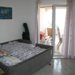 Wohnzimmer mit Zugang zur Terasse