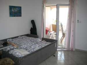 Wohnzimmer mit Zugang zur Terasse